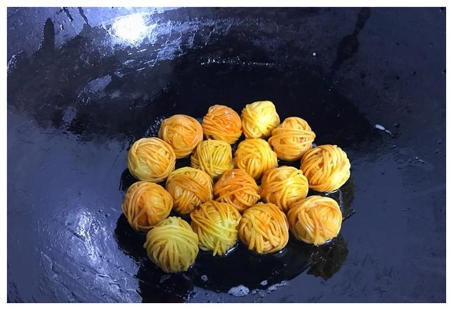 鹌鹑蛋这做法火了，加一把面条，酥脆开胃，比糖醋排骨还好吃