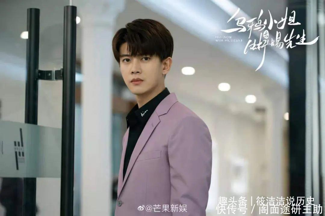 男主角 冷月的祖父是前节度使,家世好,她的衣着就相对性高端有层次感