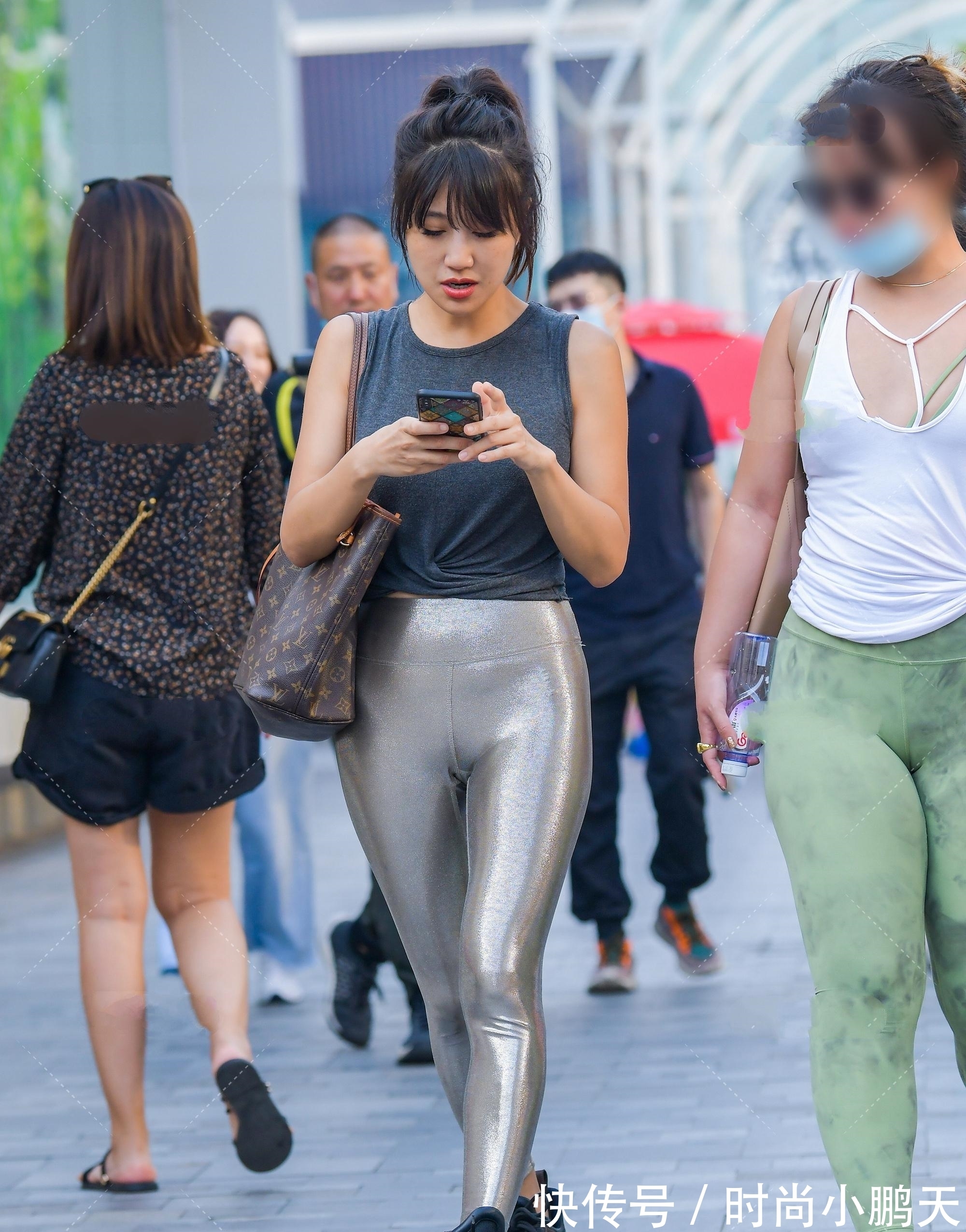 紧身 “点亮”你的衣柜,高光紧身裤的露脐穿搭,化身明亮艳丽的潮流女孩