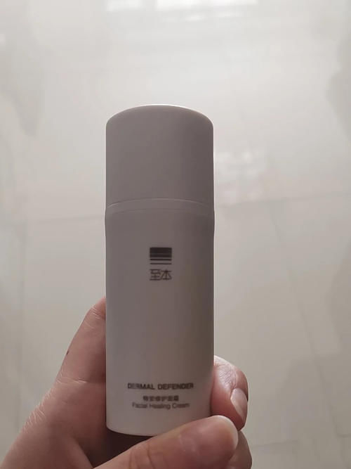 好的面部肌肤让你更显年轻，薇诺娜针对敏感肌设计，至本清爽镇定