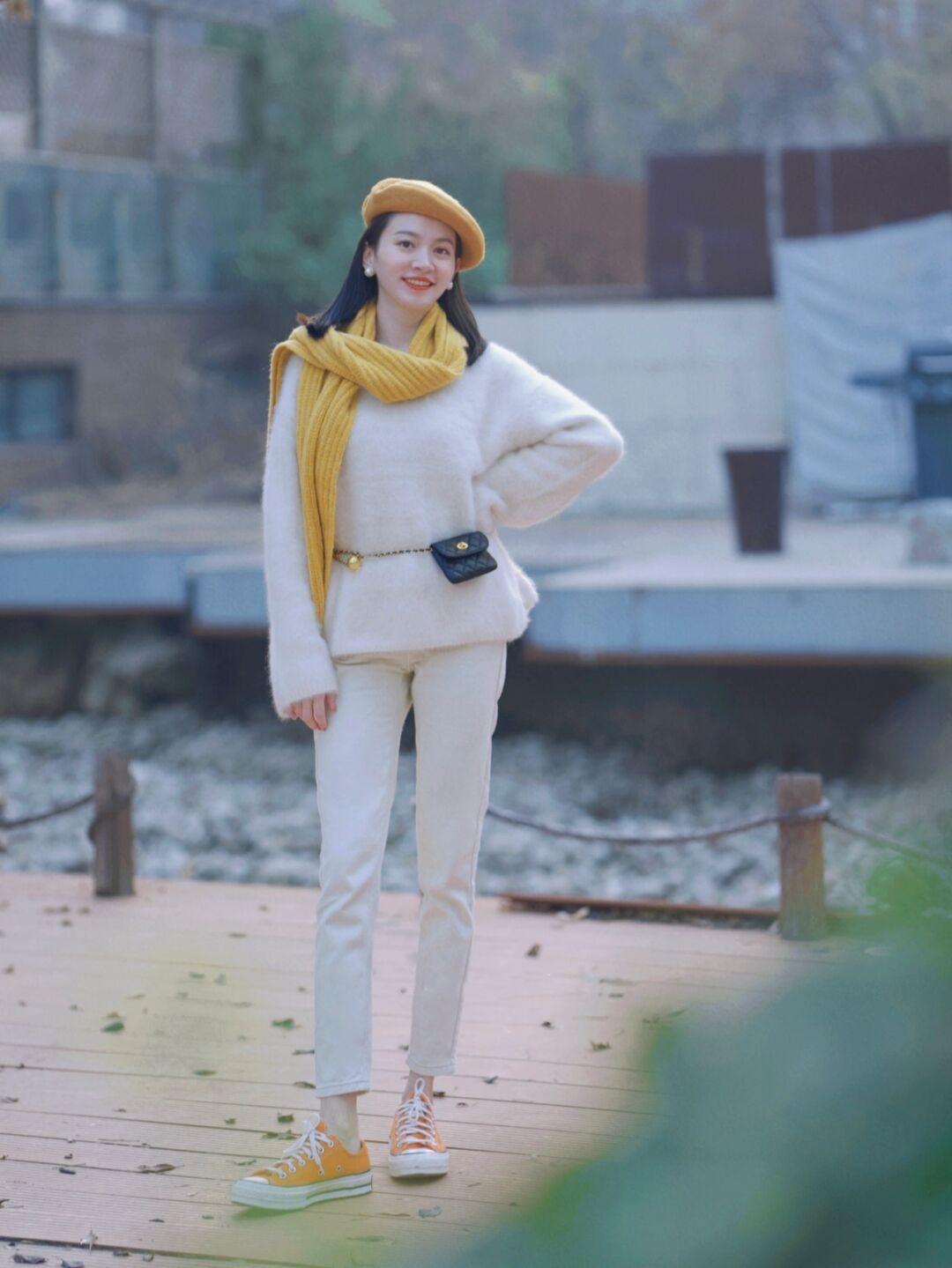 搭配 看了这位姐姐的搭配,才知道“毛衣”的时尚,基础款穿出高级感