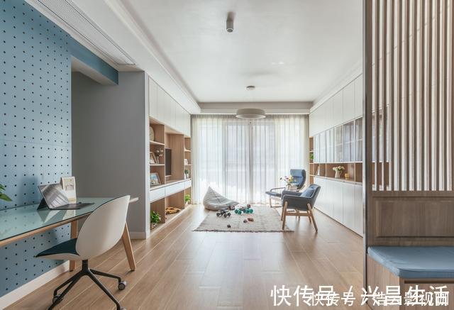 客厅|这对夫妻很有远见，客厅不放沙发茶几，让一家人的感情快速升温