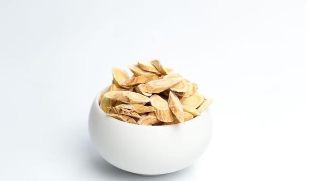 祛湿|黄芪和“它”是一对,坚持泡水喝,祛湿排寒,或给肝肾洗个澡