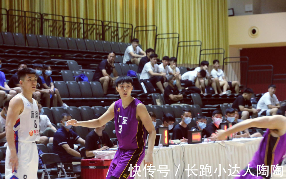 广东男篮|放弃赵睿或胡明轩？广东男篮超龄球员太难选，杜锋遇到幸福的烦恼