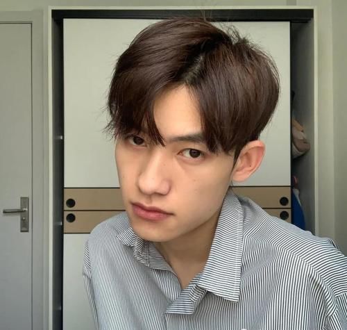 2021年潮流男生发型趋势图，理发师建议这3款，清爽帅气显精神！