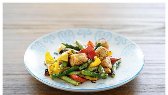 鲑鱼|我和儿子的晚餐，2个人也不糊弄，三菜一汤，上桌吃光光