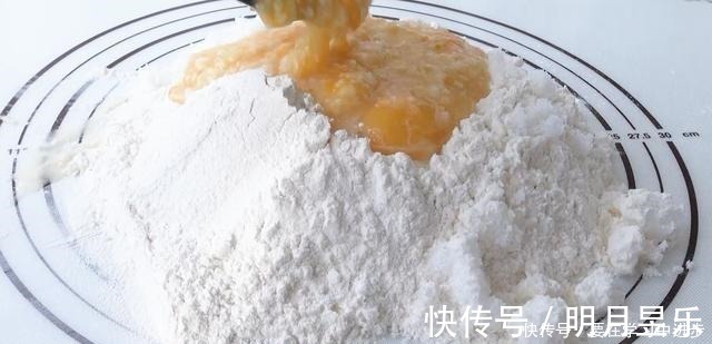 懒人面包的做法，告诉你技巧，轻松揉出手套膜，柔软拉丝好好吃