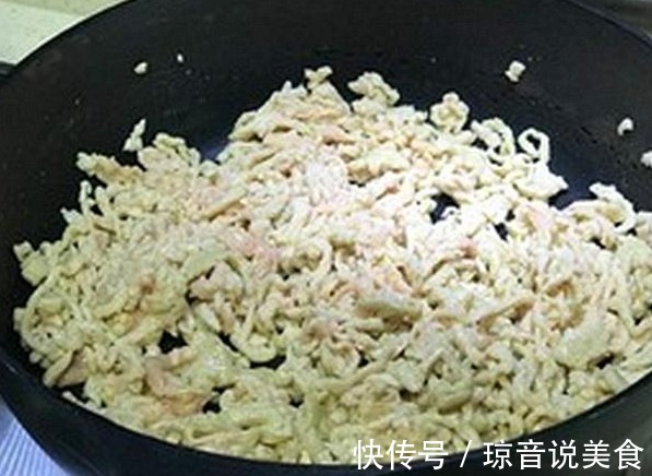 炒鱼香肉丝全指着一碗调料汁,吃起来嫩滑入味,上桌全家抢着吃