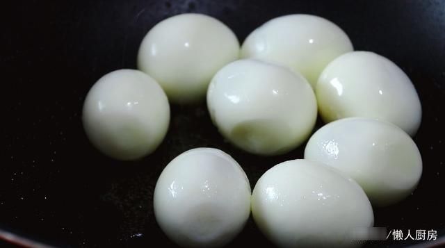 过年吃点不一样的，用可乐鸡翅的做法做鸡蛋，酥酥的表皮，超好吃