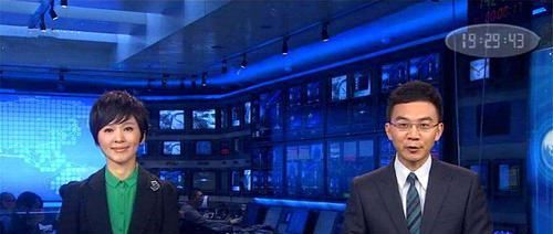 《新闻联播》主持人为什么要低头看稿？他们手里的纸是干嘛用的？