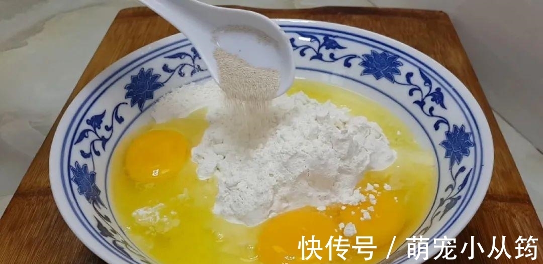 擀杖|面粉这样做才好吃，撒2把芝麻，外皮焦脆又香甜，比面包烧饼好吃