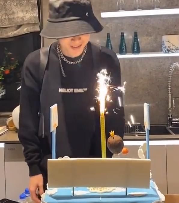 有一种另类叫白敬亭的生日蛋糕，别人都是用蜡烛，而他的却吹不灭