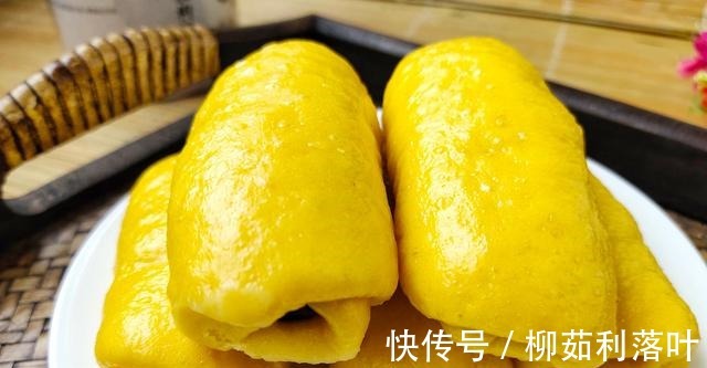 松软|入秋南瓜别蒸着吃，抓把红豆卷一卷，比面包还松软，我家1周吃3次！