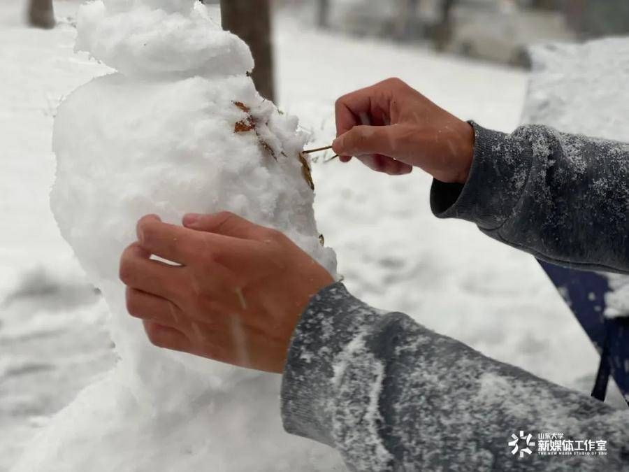 大雪|大雪虽美也让出行变难，扫雪除冰！山大师生两小时清出安全通道