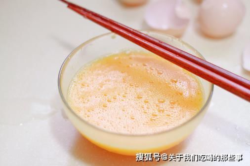 蒜片|炒丝瓜时，先倒油是大错，厨师长教你2招，脆嫩爽口，翠绿不变黑