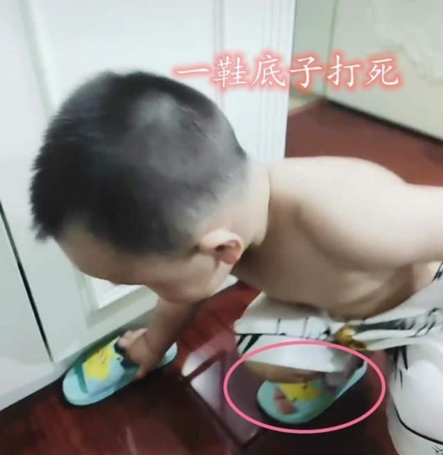 儿子|骗人生儿子系列,宝妈在家遇蟑螂,娃一手拿奶瓶一手拿拖鞋帮忙