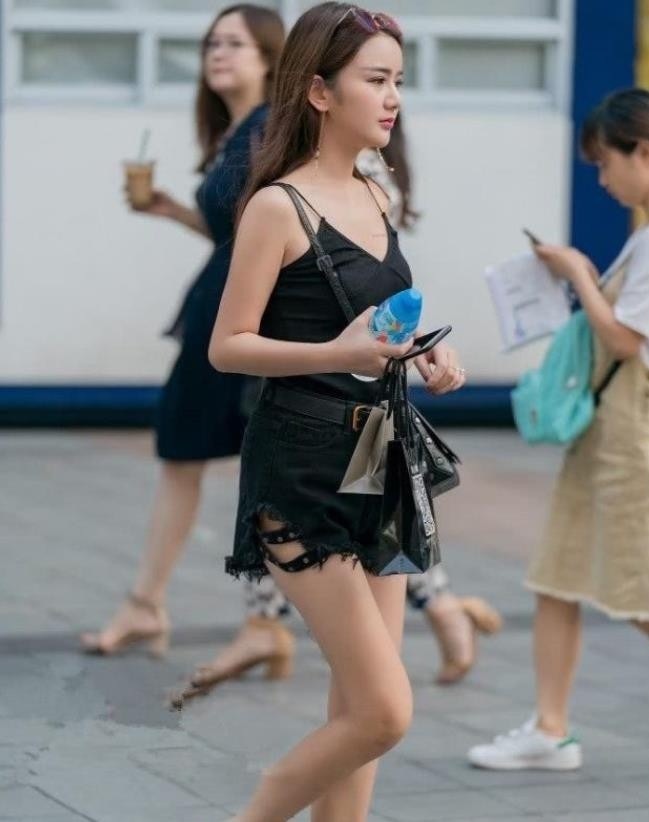 吊带背心|面带微笑的小姐姐,半裙搭配红色短袖,轻松穿出魅力气场