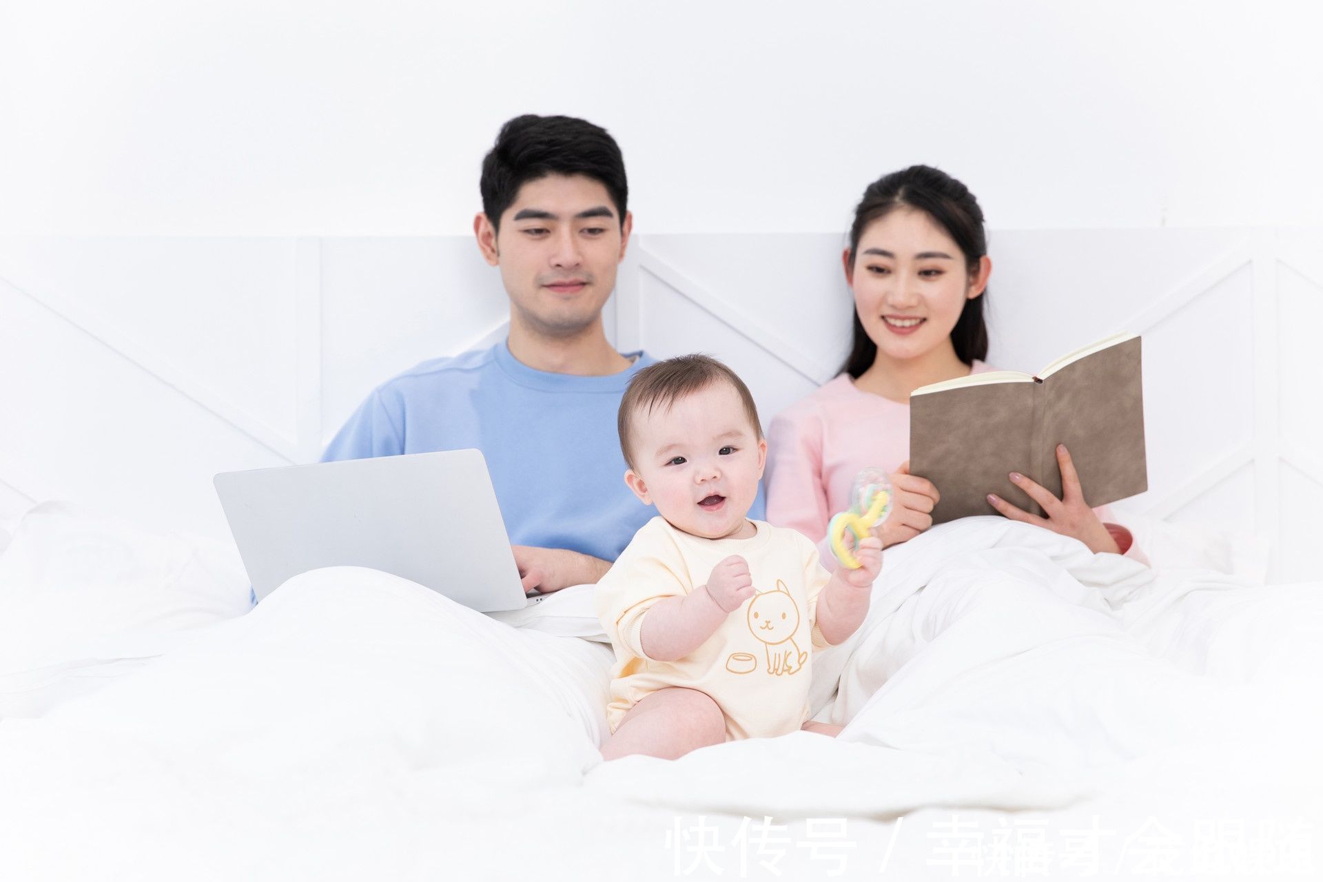 好孩子|宝妈哄娃睡觉自己睡着了,孩子躲被窝里看电视,脸上表情太萌了