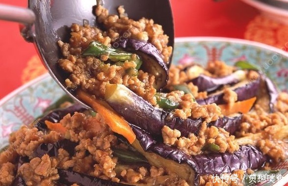 家常菜|烧茄子直接下锅炒是“大忌”难怪茄子费油!多一步,少油好吃