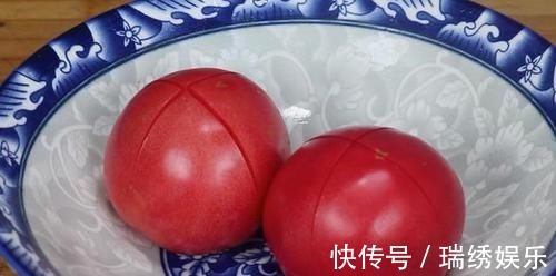 1把金针菇,2个西红柿,锅里一扔,老保姆拿手绝活,全家抢着吃