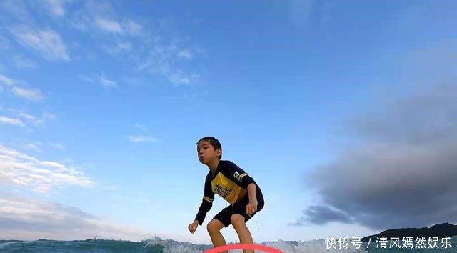 小男子汉 杜江与嗯哼冲浪曝光，嗯哼右脚边的东西却惹争议，该不该佩戴