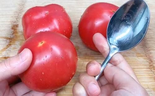 西红柿去皮别用开水烫了，教你1个简单方法，10秒去皮，太实用了