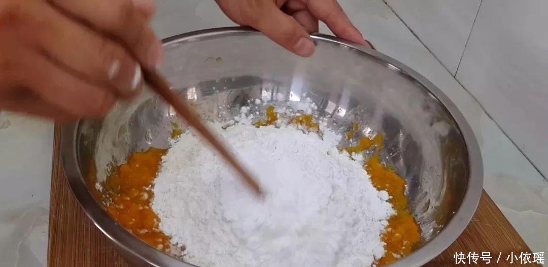 好吃|半个南瓜, 一斤面粉, 筷子一搅, 做出来比鸡米花都好吃, 越吃越香