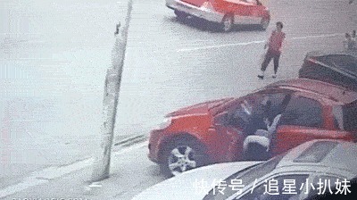 |搞笑GIF：带女友去逛街 请问遇到这种情况该怎么办？