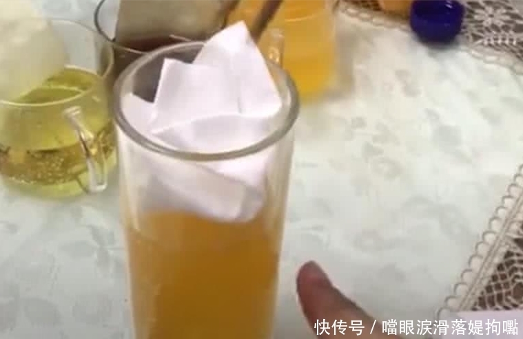 扎心|小哥买了瓶橙汁饮料,用卫生纸反复过滤以后,网友的评论扎心了