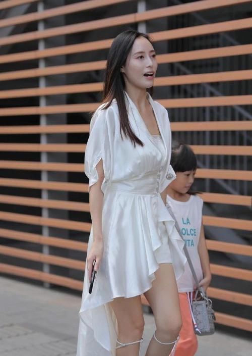 时尚|孩子都上小学了,还是一如既往的敢穿,她对得起时尚女郎的称号