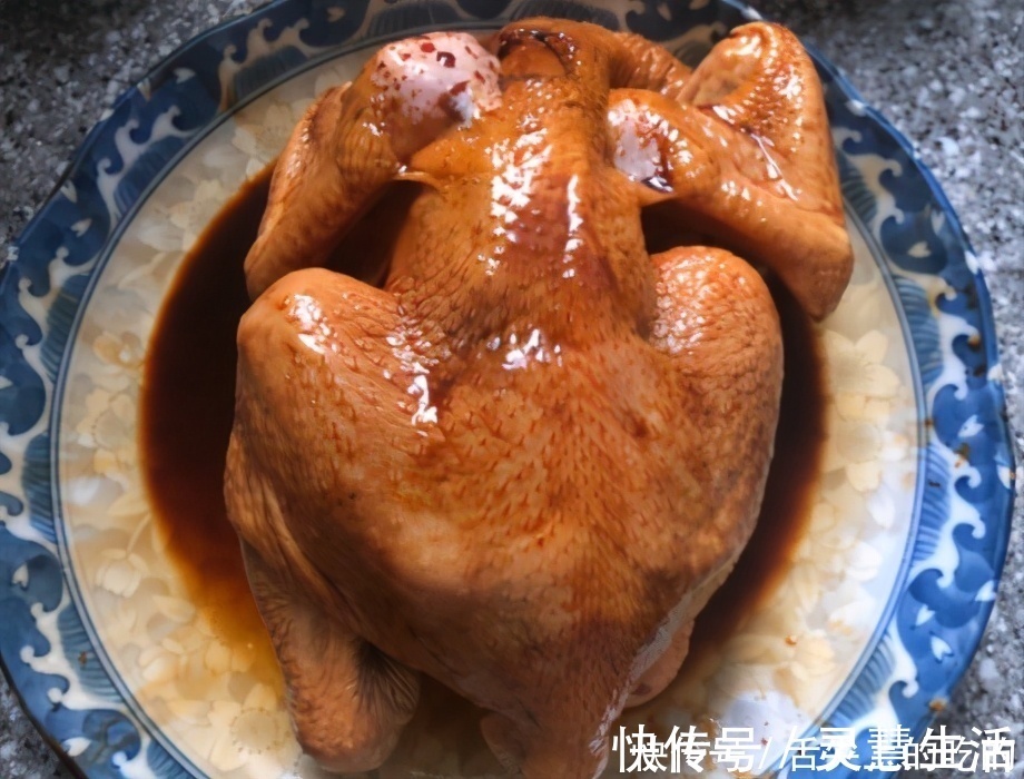 整只鸡丢电饭锅里,不放油不加水,出锅香味四溢还流油,比烤鸡香