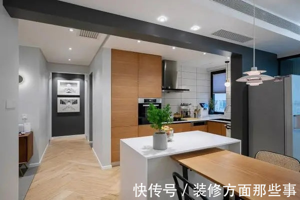 三居室|140平简约风三居室,封闭露台扩大客厅休闲工作两不误