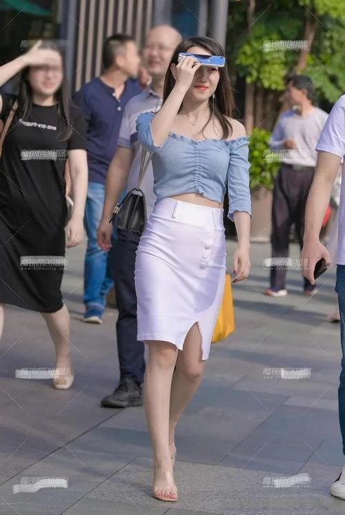 半身裙 白色半身裙，穿出成熟女人的魅力与品味，简约有韵味