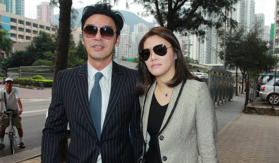 钟镇涛与老婆罕见现身红毯,相差12岁像两代人,曾帮其还贷款