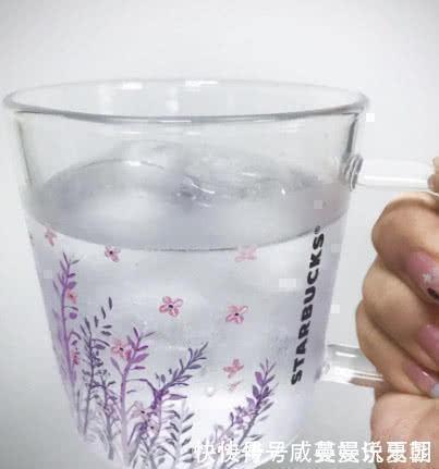 杯子&星巴克的玻璃杯卖这么贵!倒入冷水后,网友:简直是太值了