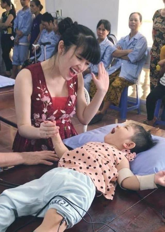 女网红|当年24岁女网红收养“皮包骨”女孩,却充满质疑声,如今怎样了