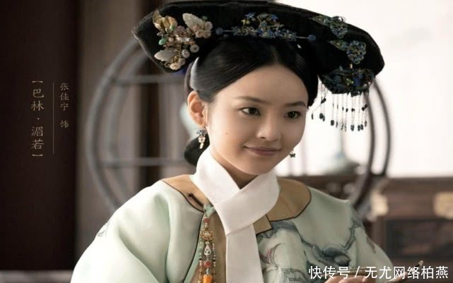 后妃戴三个耳环,手上戴着护指是什么意思?