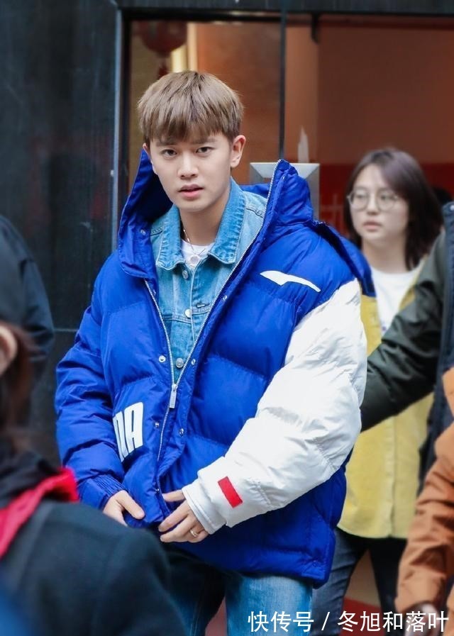 節(jié)目|任嘉倫穿藍(lán)衣錄制節(jié)目，一路奔跑很開心，像極了校園的學(xué)長