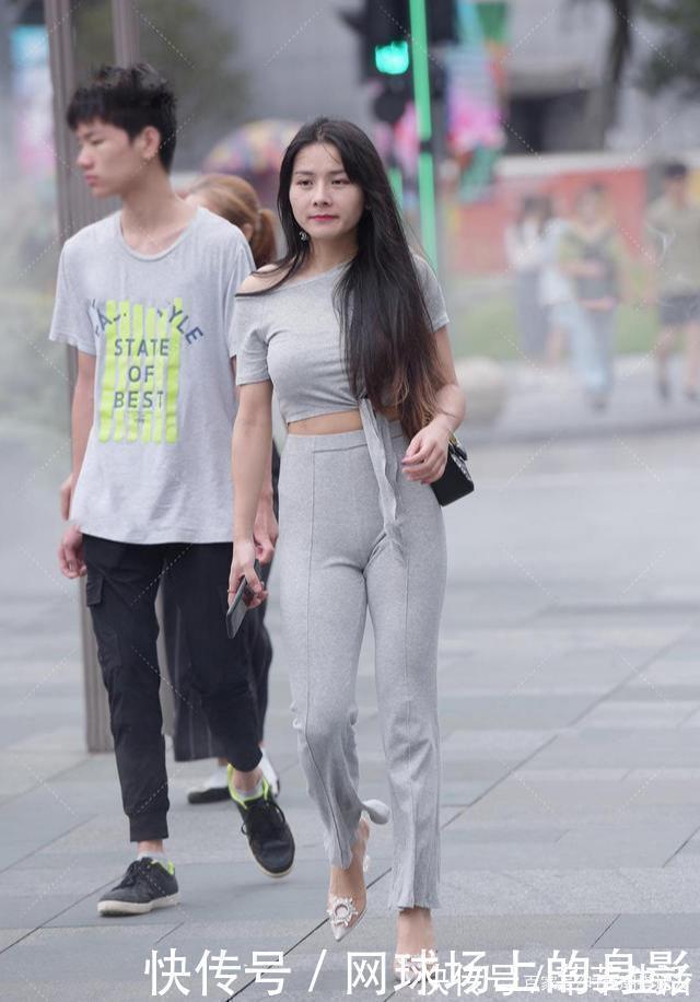 灰色|单肩上衣彰显“锁骨”立体感，别致休闲裤，水晶高跟鞋更有高雅感