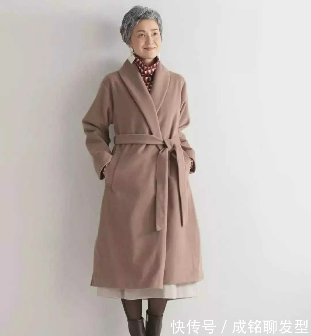 长大衣 满头白发不影响美丽,七八十岁奶奶精致的穿搭,时髦大气又显年轻