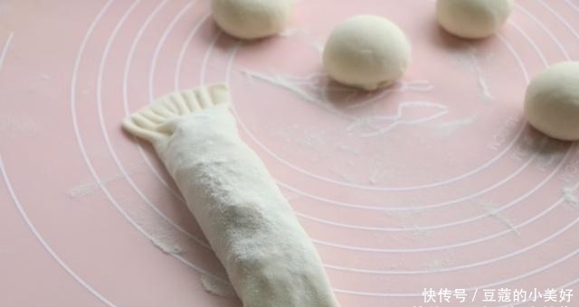 上桌|别蒸包子,教你懒人吃法,卷一卷8分钟出锅,早餐上桌准吃光