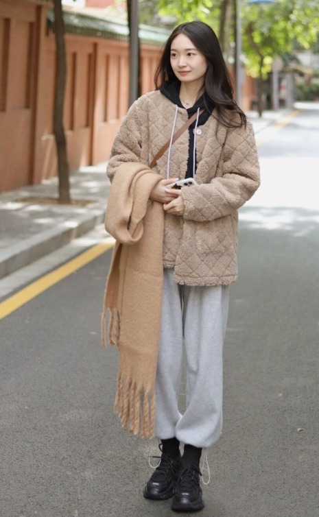 小姐姐|穿搭羊羔毛外套怎么穿出高级感?掌握这几套穿搭法则,好看又减龄!