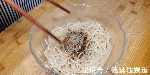 入味|才知道，包菜炒粉条要这样做，难怪以前老是粘锅，粉条不粘更入味