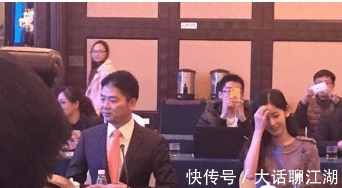 刘强东|章泽天父亲和刘强东合影,站女婿身后十分拘谨,毫无老丈人样子!