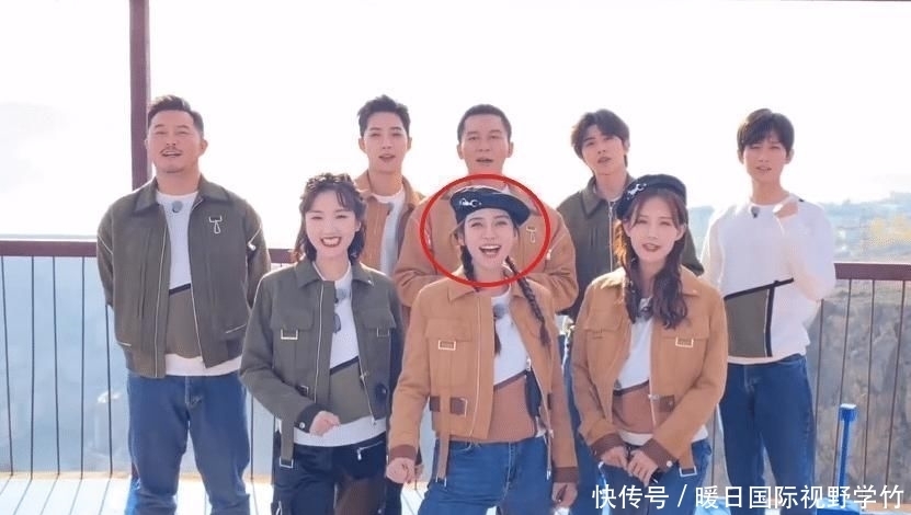 站姿|李一桐杨颖同框《跑男》,看清两人的站姿,谁是女汉子很显然