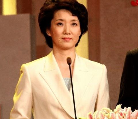 她是央視著名主持人,生涯零失誤表現(xiàn),60歲卻膝下無(wú)子
