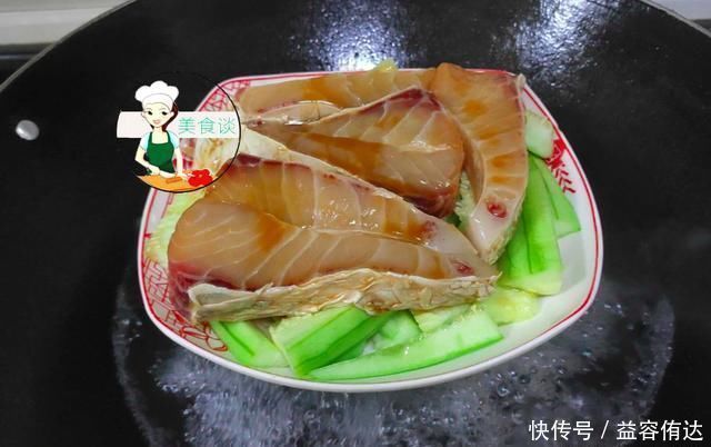 丝瓜和它是天生一对，蒸一蒸8分钟出锅，鲜到流口水，简单又营养