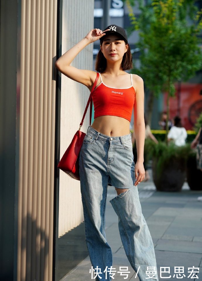 街拍美女：牛仔裤搭配吊带肚脐装，彰显好身材，美得够直接