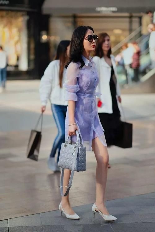 街拍：高跟鞋简简单单，搭配起来去显得魅力无限