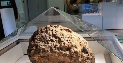 警报 俄罗斯著名陨石玻璃罩突然自动升起引发警报,陨石要“返回”太空